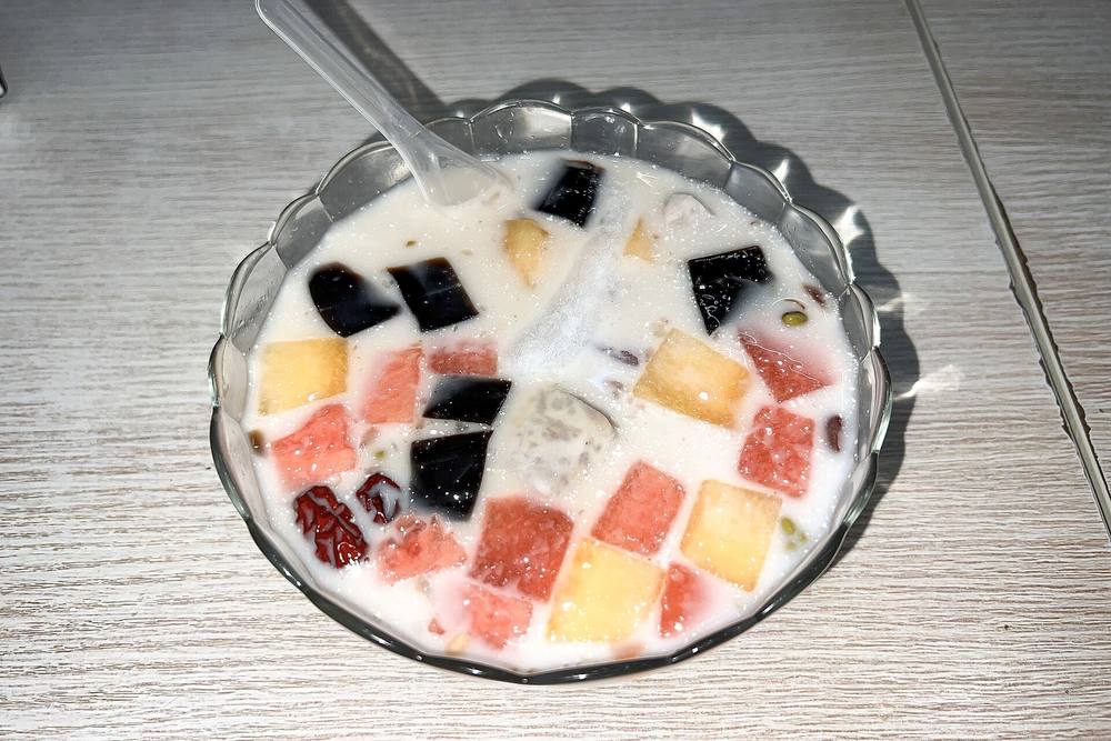 Десерт цинбулян с кокосовым молоком и фруктами